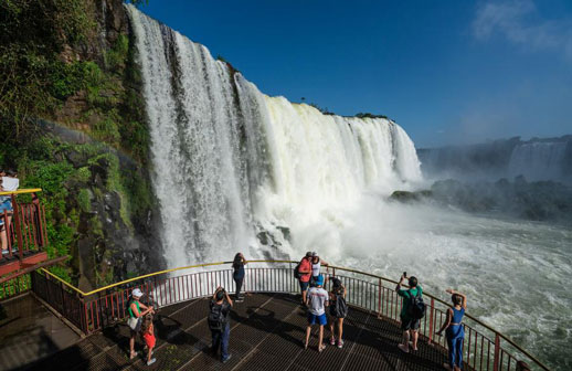 MTur abre credenciamento para agências receberem turistas chineses em 2025