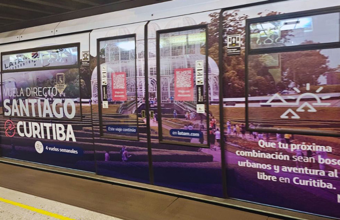Brasil é o Destino do Mês no Chile com campanha vibrante no metrô de Santiago