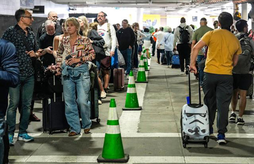 Longas filas em aeroportos dos EUA devido ao fechamento parcial do governo geram preocupação na indústria do turismo