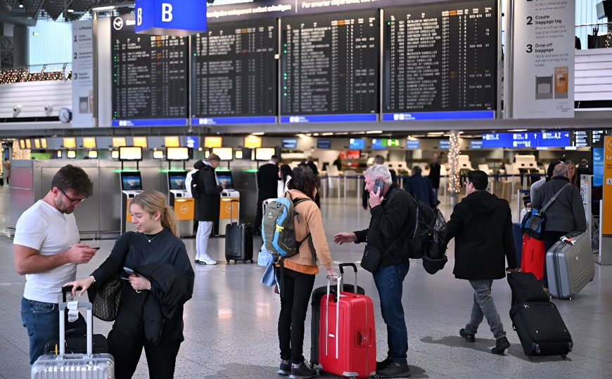 Greves e ajustes de malha elevam risco de atrasos em voos pela Europa